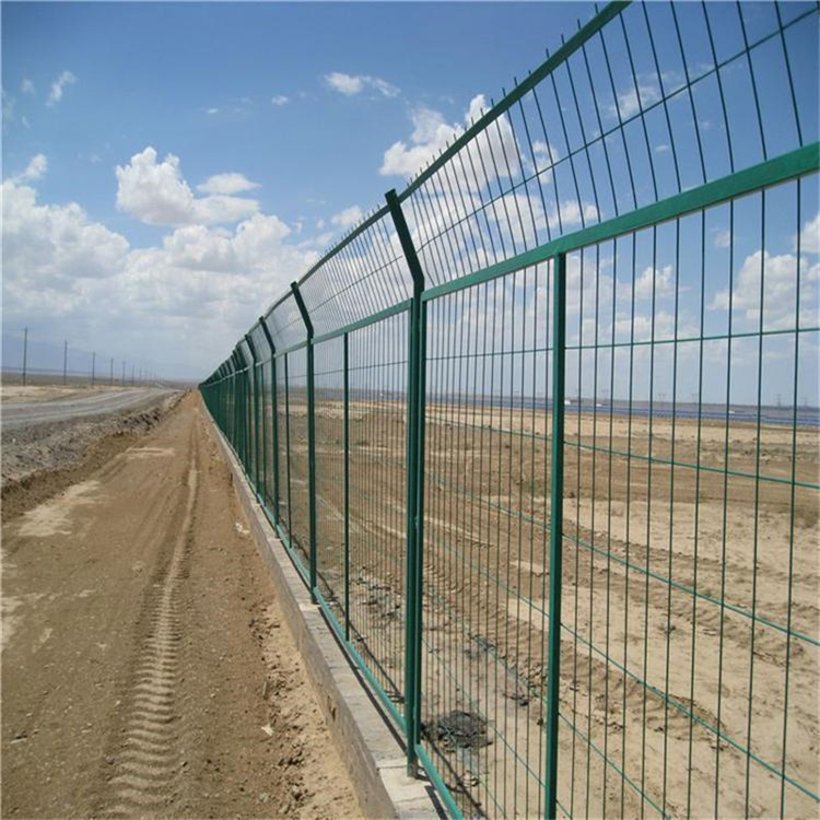  绿色铁丝网围栏
