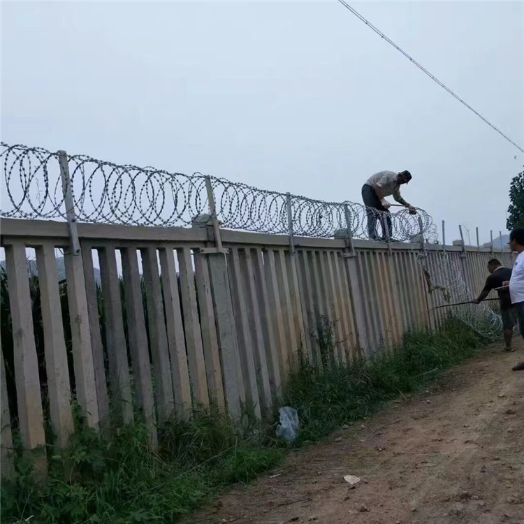 铁路刺丝滚笼安装图片2